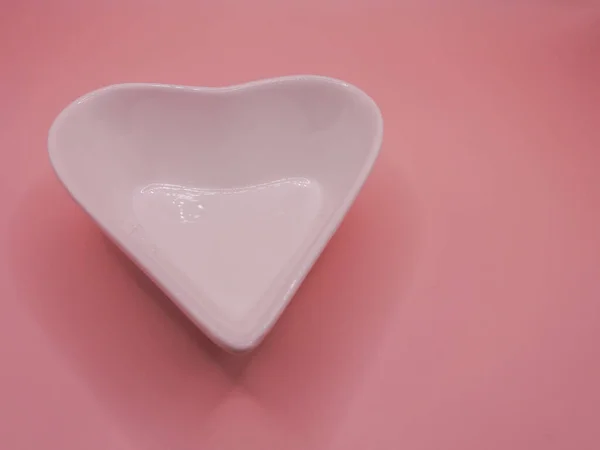 Καρδιά Σχήμα Κεραμική Καρδιά Ένα Κόκκινο Φόντο Για Την Ημέρα — Φωτογραφία Αρχείου
