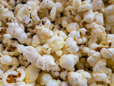 Taze tereyağlı patlamış mısır, tuzlu ve limonlu. Eğlenmek için ya da aile veya arkadaşlarla vakit geçirmek için sinemaya gitmeye hazır..