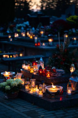 Aziz Bayramı 'nda Polonya mezarlığında mum alevleri yanıyor.