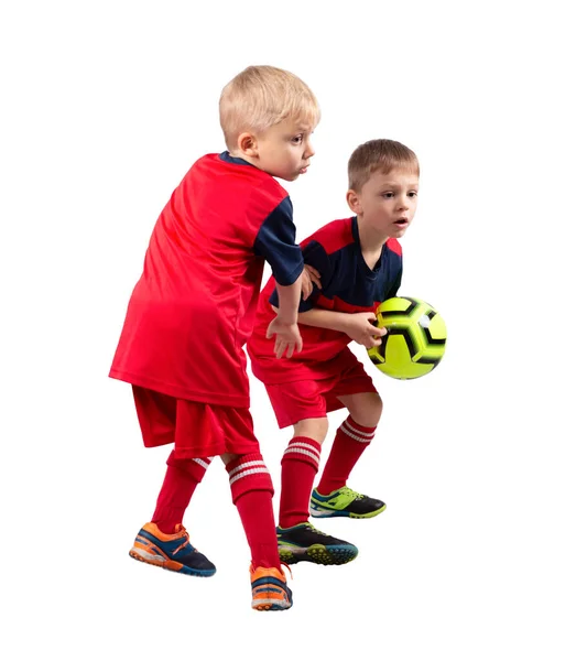 白い背景に孤立したボールでサッカーをしている2人の少年 スタジオショット — ストック写真