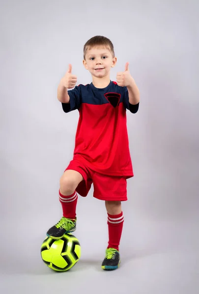 Futbolcu Beyaz Arka Planda Izole Edilmiş Yakışıklı Bir Çocuk — Stok fotoğraf