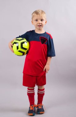 Futbolcu, beyaz arka planda izole edilmiş yakışıklı bir çocuk.
