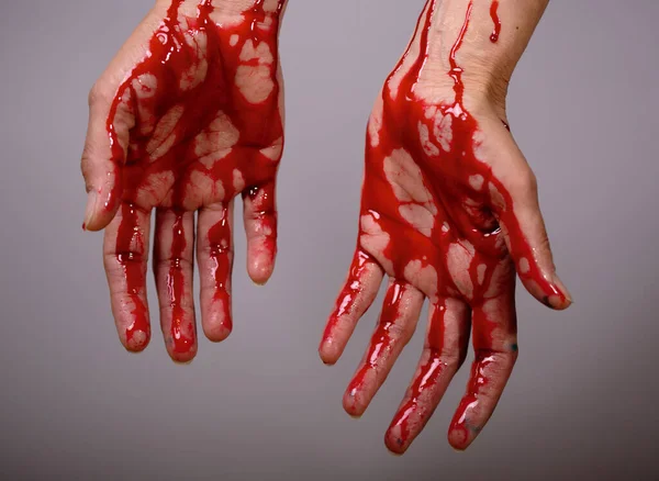 Manos Mujer Con Sangre Roja Sobre Fondo Gris —  Fotos de Stock
