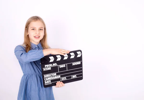 Kleines Mädchen Mit Klappbrett Auf Weißem Hintergrund Studioaufnahme — Stockfoto