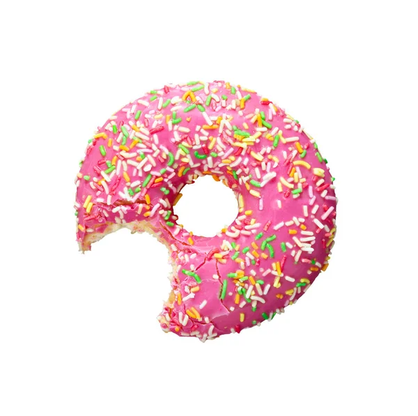 ピンク色の霜降りと白い背景に隔離されたカラフルな砂糖のスプリンクルでドーナツが欠けている1つの一口のビュー — ストック写真