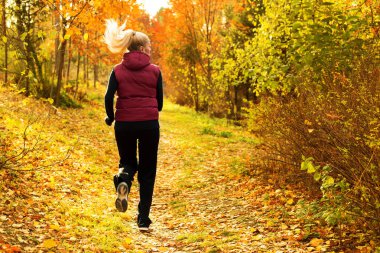 aktif ve sportif kadın atlet renkli sonbahar doğa egzersiz