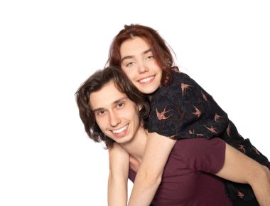 genç adam kız arkadaşı arka beyaz izole zemin üzerinde taşıyan