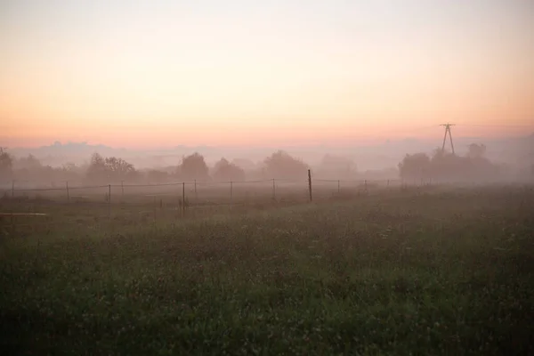 Beautiful Foggy Morning Mountain Landscape — Fotografia de Stock