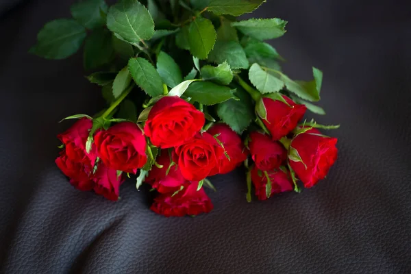 Egy Csomó Vörös Rózsa Sötét Szürke Bőr Háttér — Stock Fotó