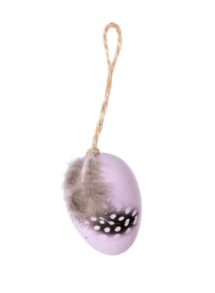 Paskalya Içeriği Beyaz Arka Planda Tüylü Dekoratif Yumurta — Stok fotoğraf