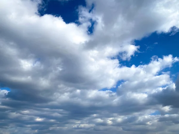 青い空と白い雲が春の ストックフォト