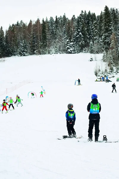 Ski Instructor Kids Ski School Poland Karpathians Forest Background — Photo