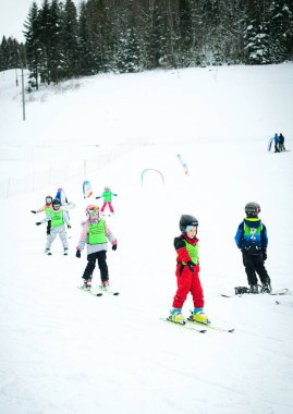Dluga Polana - 31 Ocak - Çocuk kayak okulunda kayak öğretmenleri, 31 Ocak 2023 Dluga Polana, Polonya