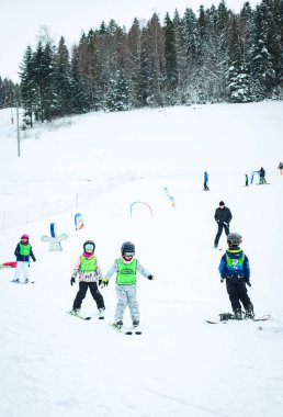 Dluga Polana - 31 Ocak - Çocuk kayak okulunda kayak öğretmenleri, 31 Ocak 2023 Dluga Polana, Polonya