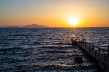 Mısır sahilde güzel gündoğumu. Kırmızı Yalı Mısır üzerinde gündoğumu