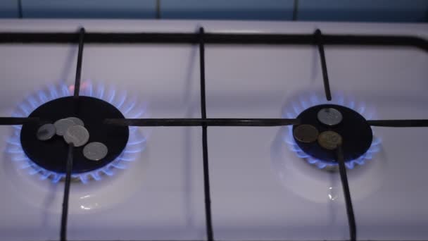 Nos Queimadores Fogão Gás Que Gás Queima Uma Pilha Moedas — Vídeo de Stock