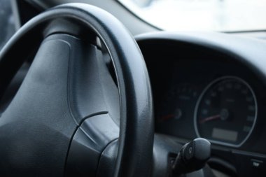 Görüntü arabanın içini göstermektedir. Direksiyonun bir kısmının yakın çekim görüntüsü.