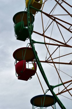 Dönme dolabın birkaç kabinine yakın çekim, şehir parkında bir eğlence..