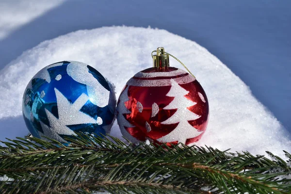 Décorations Pour Sapin Noël Dans Neige Boules Verre Bleu Rouge — Photo