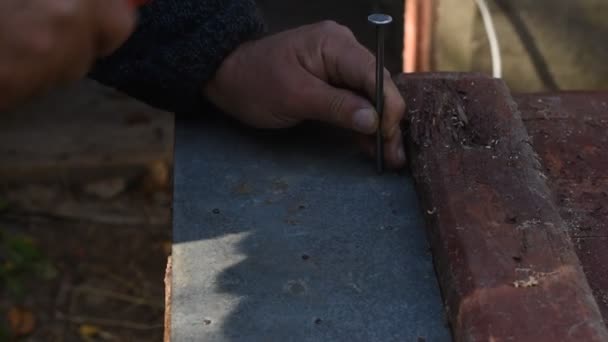 Плотник Делает Отверстия Листовом Металле Большим Ногтем Молотком — стоковое видео
