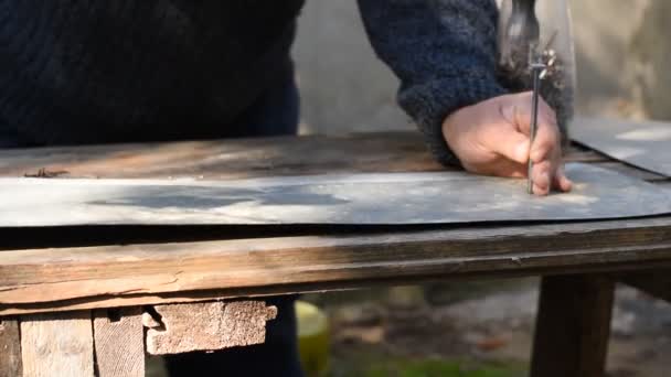 Плотник Листового Металла Используя Большой Гвоздь Молоток Делает Отверстия Одинаковом — стоковое видео