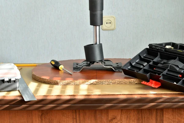 Marangozun Çalışma Masasında Aletler Bir Cetvel Tamir Edilebilir Bir Sandalye — Stok fotoğraf