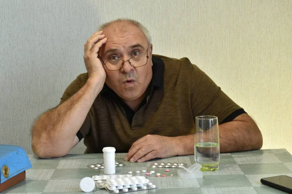 Stole Leży Chaotycznie Paczkach Tabletek Ten Człowiek Siedzi Przy Stole — Zdjęcie stockowe