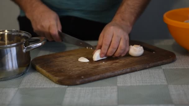 Kucharz Przygotowuje Jedzenie Grzybów Kroi Grzyby Desce Krojenia Nożem — Wideo stockowe