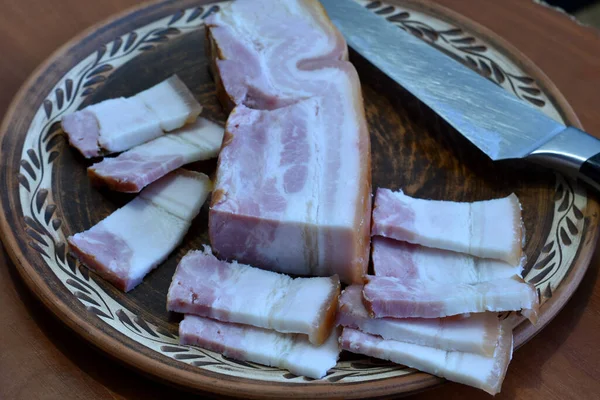 Stor Bit Bacon Kniv Och Skivor Hackat Kött Ligger Platt — Stockfoto