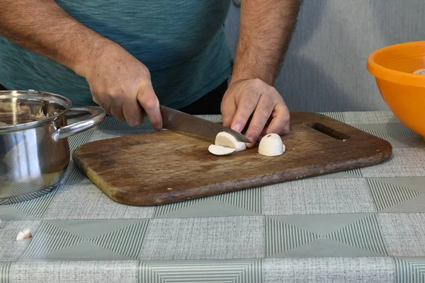 在厨房的切菜板上 一个人用刀把蘑菇切成小堆 — 图库照片