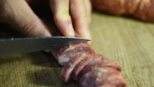 Das Video Zeigt Wie Männerhände Mit Einem Messer Auf Einem — Stockvideo