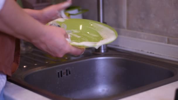 Vídeo Mostra Como Uma Mulher Lava Prato Com Mãos Para — Vídeo de Stock