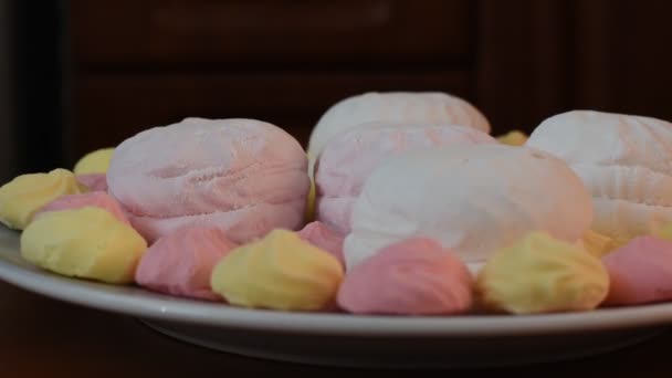 Filmie Talerzu Leżą Słodkie Ciastka Różnych Kolorach Miękkie Pianki Słodka — Wideo stockowe