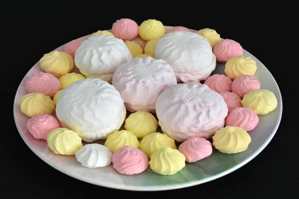 Imagem Mostra Uma Placa Cerâmica Cheia Doces Marshmallows Merengue Marmelada — Fotografia de Stock