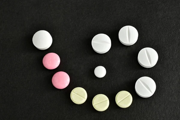 Tabletten Verschiedenen Farben Und Größen Liegen Spiralförmig Auf Einem Dunklen Stockbild
