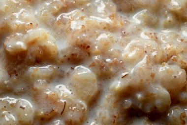 Yulaf ezmesinin sütte kaynattığı doku deseni..