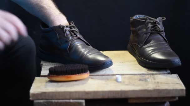 Mãos Masculinas Com Uma Escova Creme Marrom Sapatos Couro Limpo — Vídeo de Stock