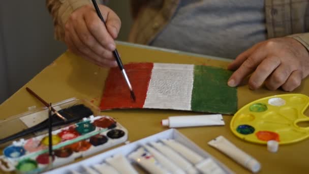 Чоловік Сидить Столом Малює Прапор Італії Аквареллю Пензлем — стокове відео
