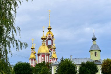 Above the tall trees you can see the golden domes with the crosses of the Orthodox Church.