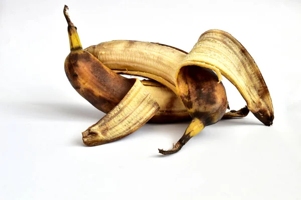 Niezupełnie Obrane Banany Ciemnymi Plamami Leżą Białym Stole — Zdjęcie stockowe