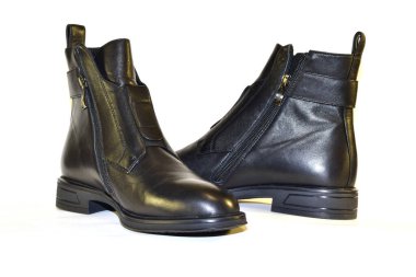 Beyaz arka planda, sonbahar ve bahar dönemlerinde kadınlar için günlük kullanım için çizmelerin yarısı.