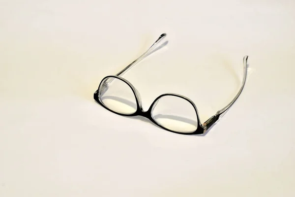 Απλά Γυαλιά Ανάγνωσης Διάφανα Γυαλιά Ξαπλώνουν Στο Τραπέζι — Φωτογραφία Αρχείου