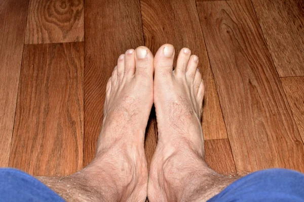Вид Сверху Мужские Ноги Соединенные Стопы Стоят Полу Лицензионные Стоковые Изображения