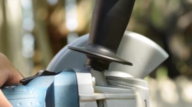 Öğütücü aletinin sapını söken ve onu kaldıran bir işçinin elleri..