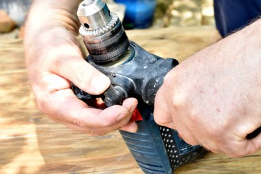 Erkek eli matkabın sapını sıkılaştırarak sapını sabitler..