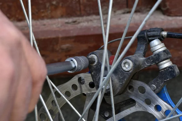 Mekanikers Hand Med Skruvmejsel Med Vilken Han Reparerar Bromsarna Cykel — Stockfoto