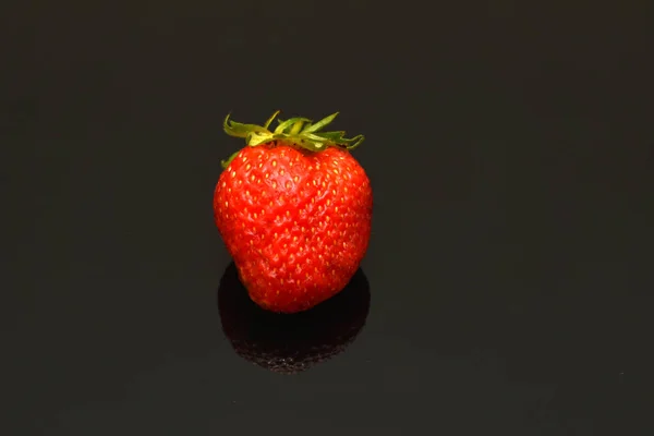 Eine Einzige Rote Beere Namens Erdbeere Auf Schwarzem Hintergrund — Stockfoto