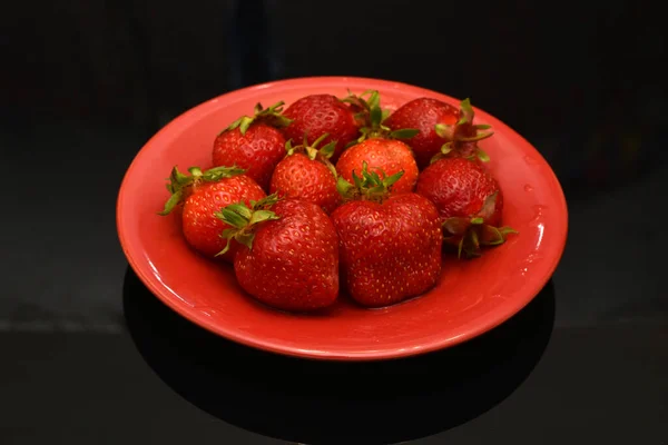 Mehrere Rote Beeren Erdbeeren Genannt Liegen Auf Einem Teller Der — Stockfoto