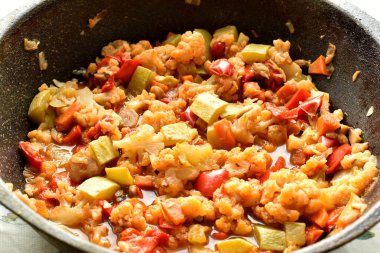 Sayısız sağlıklı malzemeden yapılmış sağlıklı sebze güveci..