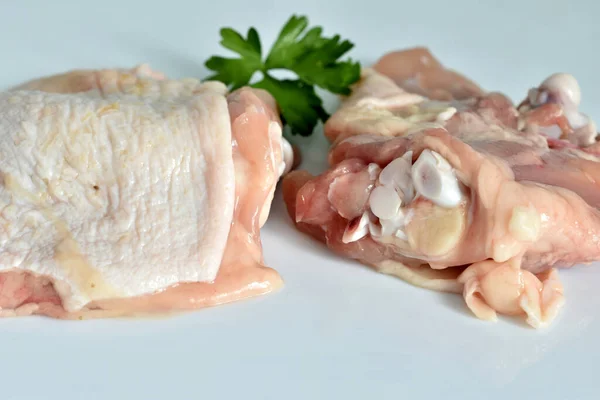 Świeże Mięso Kurczaka Kością Dwie Uda Liśćmi Przyprawy Leżą Białym — Zdjęcie stockowe